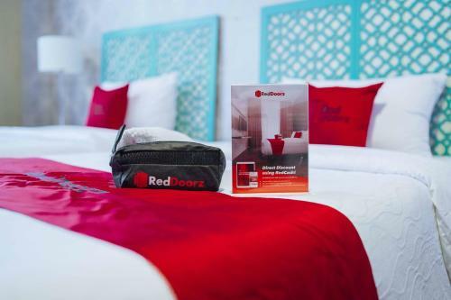 Hotel Reddoorz Plus @ Aguirre Ave Bf Homes