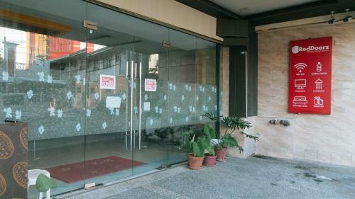 Hotel Reddoorz Plus @ Winter Benitez Cubao