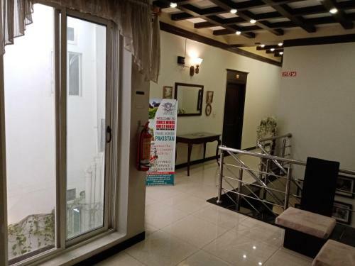 Hostal Crosswinds Guest House