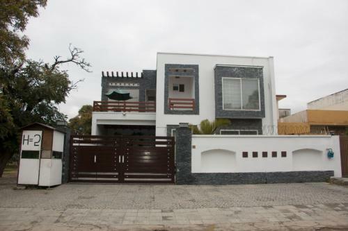 Hostal Crosswinds Guest House
