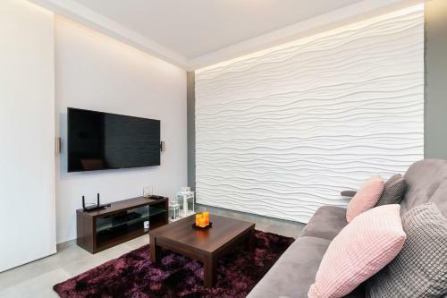 City And Sea View Apartment By Renters