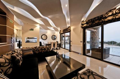 Villa St. Nicolas & Theano