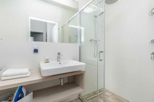 Sunny Rewal Apartments By Renters