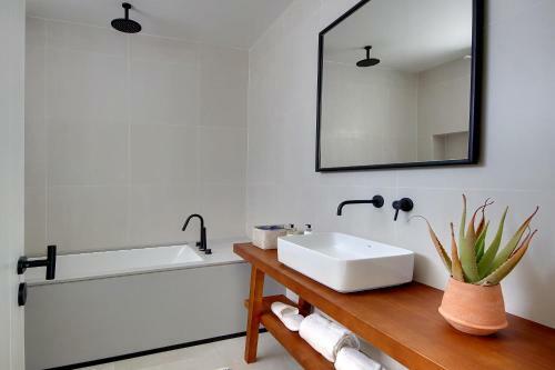 New! Villa Ocean Marina, Heatable Pool!