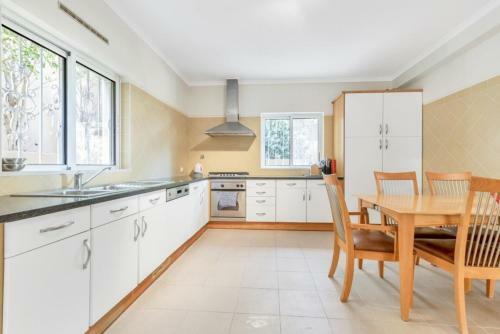 3-bed Villa 10 Mins To The Beach In Albufeira