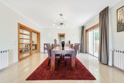 3-bed Villa 10 Mins To The Beach In Albufeira
