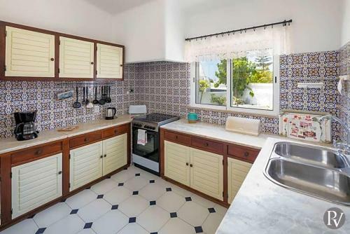 Carvoeiro Villa Sleeps 6 Pool Air Con Wifi