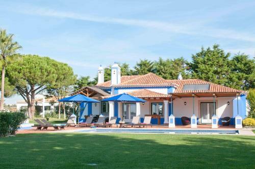 Olhos de Agua Villa Sleeps 6 With Pool And Air Con