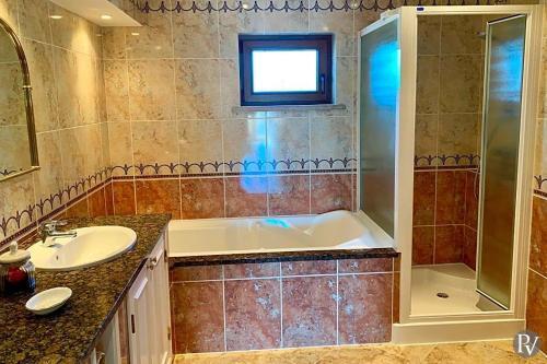 Poco Partido Villa Sleeps 8 With Pool Air Con And Wifi