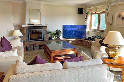 Poco Partido Villa Sleeps 8 With Pool Air Con And Wifi