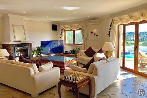 Poco Partido Villa Sleeps 8 With Pool Air Con And Wifi