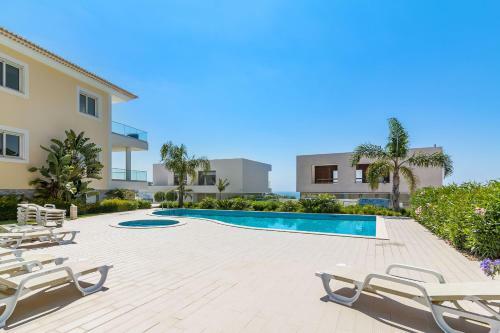 Sleek Modern Beach Apartment, Porto de Mos, Lagos