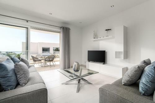 Sleek Modern Beach Apartment, Porto de Mos, Lagos
