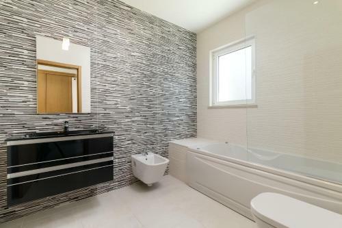 Sleek Modern Beach Apartment, Porto de Mos, Lagos
