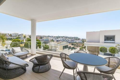 Sleek Modern Beach Apartment, Porto de Mos, Lagos