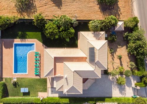 Roja- Pe Villa Sleeps 8 With Pool Air Con And Wifi