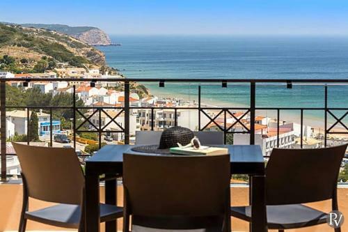 Salema Apartment Sleeps 7 With Pool And Wifi