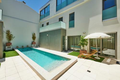 Beautiful Town Centre Apartment With Shared Pool