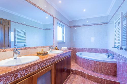 Quinta Do Conde Villa Sleeps 10 With Pool And Air Con
