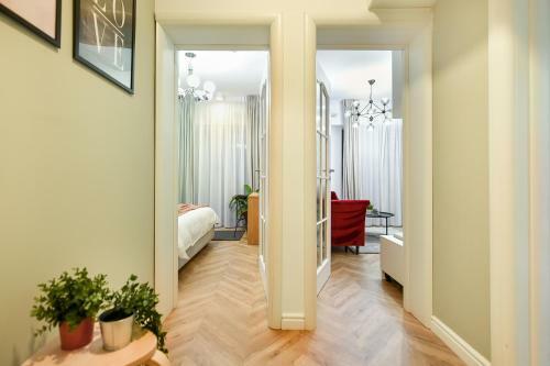 Apartamento Extravaganza. Old Town Apt Balcony & Free Netflix