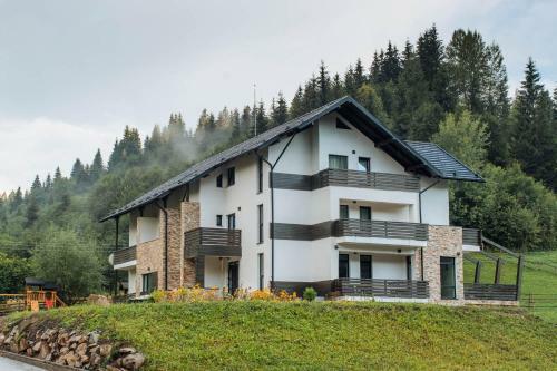 Hostal Comoara Rar?ului