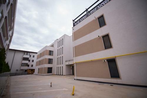 Apartel Black & White