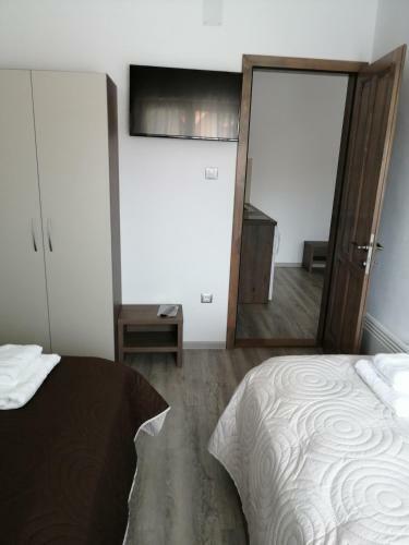 Hostal Cazare 77