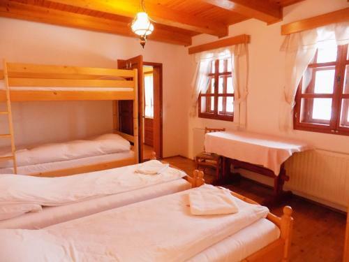 Posada Cserekert, Alszegi Porta