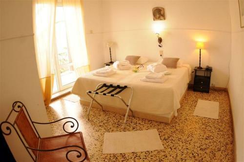 Akrotiri Hotel