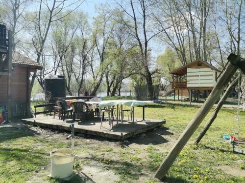 Cute Cottage On Danube