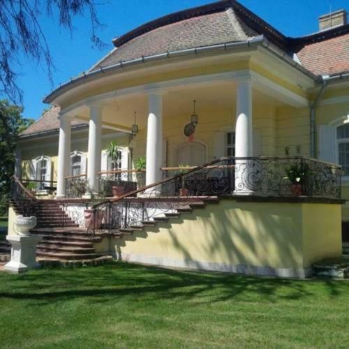 Hotel Schulhoff, Castle And Winery