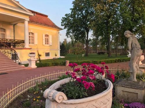 Hotel Schulhoff, Castle And Winery