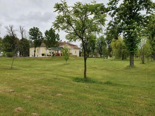 Hotel Schulhoff, Castle And Winery