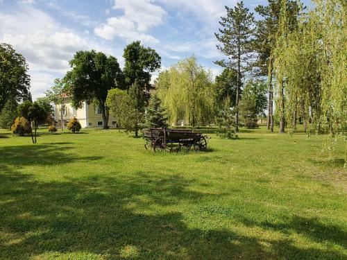Hotel Schulhoff, Castle And Winery