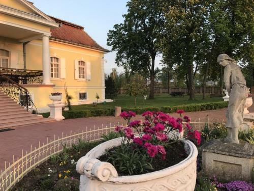 Hotel Schulhoff, Castle And Winery