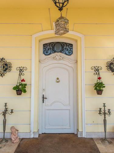 Hotel Schulhoff, Castle And Winery