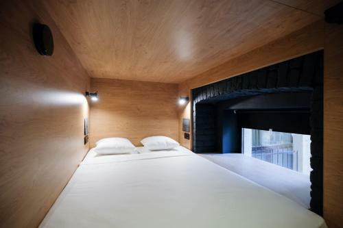 Inbox Capsule Hotel