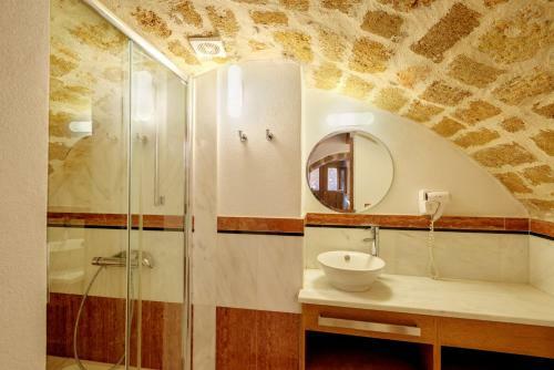 Malvasia Traditional Hotel