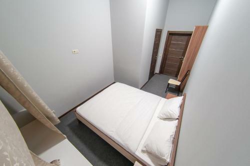 R??????, Hotel & Hostel