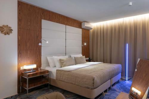 V Hotel&rooftop Lounge