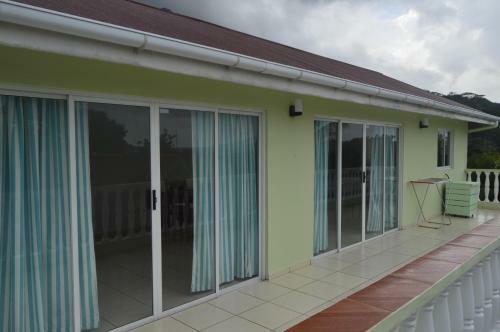 Hostal Chez Payet Airport Guesthouse