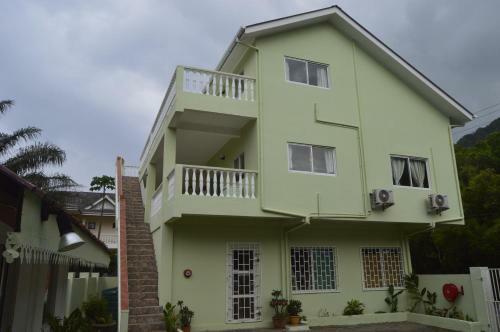 Hostal Chez Payet Airport Guesthouse