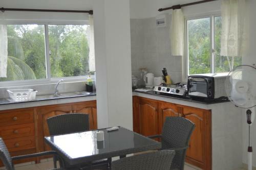 Hostal Chez Payet Airport Guesthouse