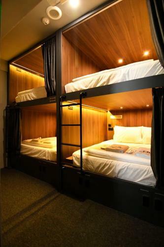 Wink Capsule Hostel @ Downtown (Sg Clean)