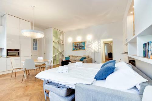 Central And Luxurious Beethovnova Apartment