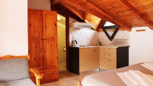 Alexatos Studios & Apartments