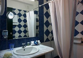 Cavos Bay Hotel & Studios