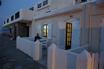 Cavos Bay Hotel & Studios