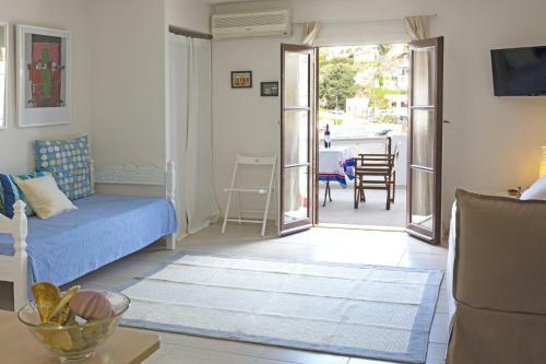 Hostal Lykomides