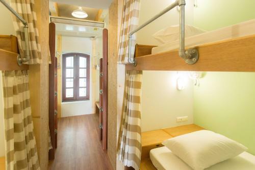 Barn & Bed Hostel
